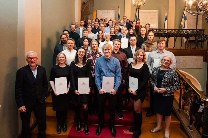 Väisälän apurahan saaneet ryhmäkuvassa