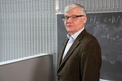 Tietojenkäsittelytieteen pioneeri Esko Ukkolan tutkimus on keskittynyt merkkijonomenetelmiin, joita käytetään muun muassa tekstiaineistojen analyysissä sekä biologisten sekvenssien, kuten DNA- ja proteiinijonojen tutkimuksessa.