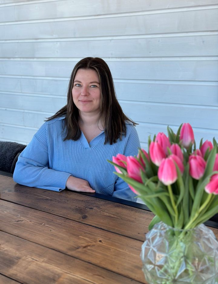 Petra Raiskinmäki koordinoi Pohjanmaan hyvinvointialueen työtä lähisuhdeväkivallan ehkäisemiseksi.