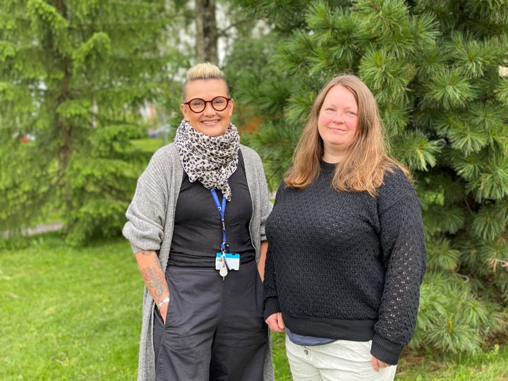 Palliativa skötare Pernilla Vikström och Riia Rauhala, läkare specialiserad på allmänmedicin och palliativ vård. Bild: Anna-Karin Nygård