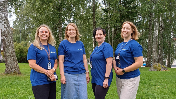 Marjo Nordström, Heli Pajala, Mari Montin och Sonja Friman ger sig ut för att presentera välfärdsområdets digitala tjänster i Jakobstad, Närpes, Laihela och Vasa.