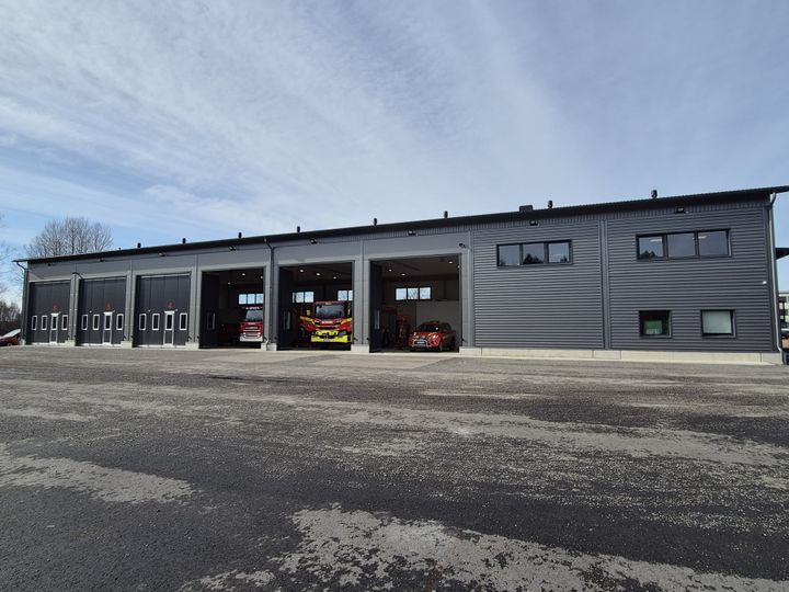 Kronoby brandstation har flyttat till nya lokaler på Spårgränd.