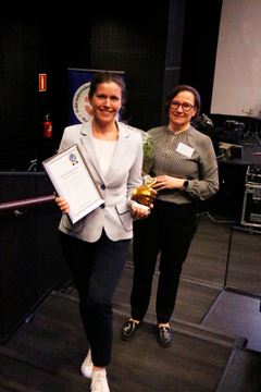 Bildtext: Anne Salovaara-Kero, ordförande för styrelsen för Österbottens välfärdsområde, överräckte Välmåendegärningspriset till Malax kommundirektör Jenny Malmsten och kommunens välfärdschef Ann-Christine Holtti.