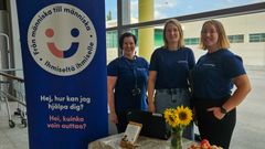 Tre personer bakom ett bord i en matbutikens aula