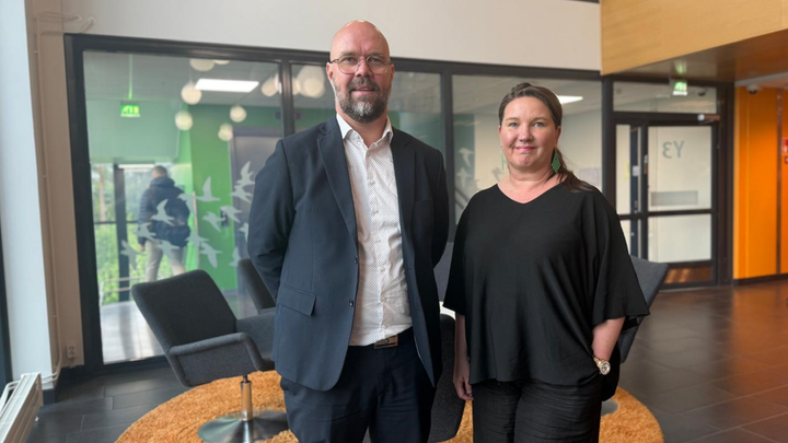 Välfärdsområdesfullmäktiges ordförande Kim Berg och välfärdsområdesstyrelsens ordförande Anne Salovaara-Kero.