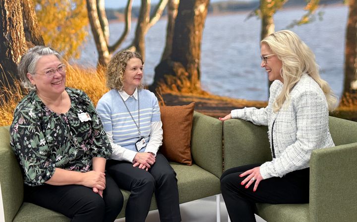 Kuvassa vasemmalta: Maija Vuori (vt. osastonhoitaja), Aija Kirsilä (osastonhoitaja) ja Ruut Liski (psykiatrian erikoislääkäri).