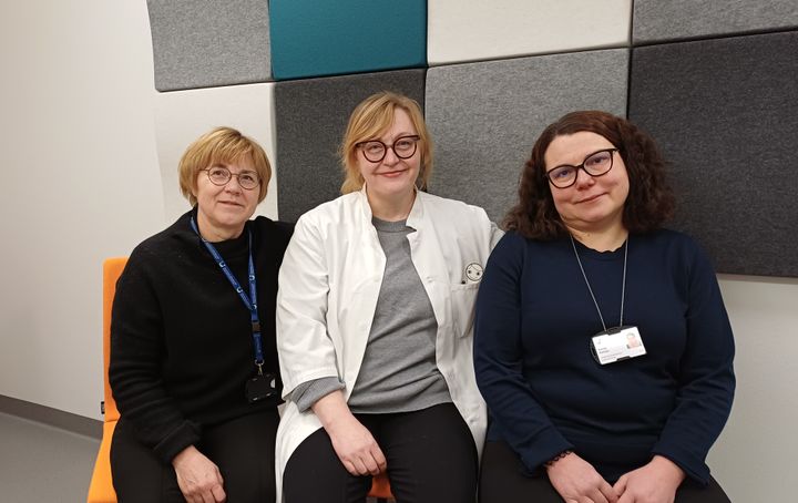 Kirjo-projektia vetävät lasten kuntoutuspalveluiden esihenkilö Heidi Nyman, lastentautien ylilääkäri Arja Lassila ja projektikoordinaattori Carola Kemppi.