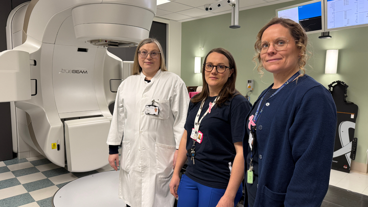 Att vilja sluta röka är en utmärkt anledning att anmäla sig, säger Heidi Andersén, avdelningsöverläkare på onkologin. Forskningsskötare Niina Salo och Emma Dalgren är i kontakt med de som valts ut för undersökningen i mitten av februari.