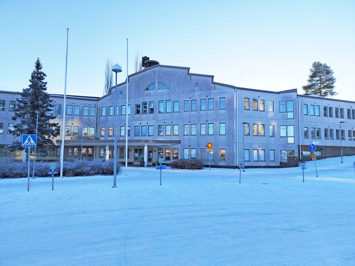 Minnesmottagning och seniorrådgivning på samma plats i Korsholms ämbetshus på adressen Centrumvägen 4. Parkeringsplatser finns bredvid byggnaden, på sidan som är vänd mot K-Market Piffi. Bild: Österbotten välfärdsområde.