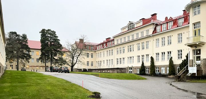 Isoja, kartanomaisia vanhoja kivirakennuksia.