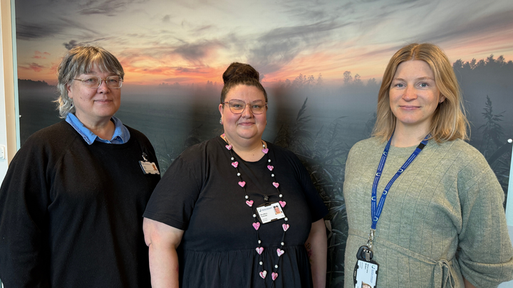 På bilden är experter på Linity-metoden tf. avdelningsskötaren Maija Vuori, närvårdaren Mira-Maria Kotamäki och sjukskötaren Stina-Lena Britwin.