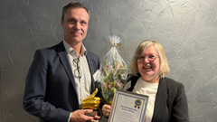 På bilden är Jakobstads stadsdirektör Robert Nyman och chef för kultur- och fritidstjänsterna Päivi Rosnell.