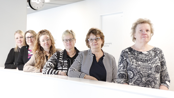 Sex kvinnor i olika åldrar står i rad och poserar mot kameran.