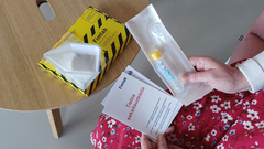 Vid distanstestning kan du själv ta provet hemma och skicka det per post till laboratoriet för undersökning.