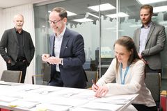 Turun raitiotien allianssisopimuksen allekirjoitustilaisuus. Kuvassa: Juha Saarikoski (Turun Raitiotie), Peter Molin (Ramboll), Jutta Heikkilä (Ramboll) ja Juho Siipo (Sweco).