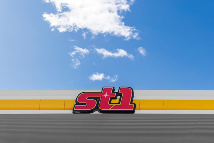 St1