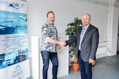 Thomas Schmiedeken ja Tero Roivaisen mielestä Cargo Safen osaaminen täydentää Preston Dangerous Goods and Security -yksikön palveluita.