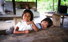 Syskonen Iban och Yair bor i Sierra Nevada, Colombia och tillhör ursprungsfolket kogi. De får gå i skola på sitt modersmål med stöd av finländska medel för utvecklingssamarbete.