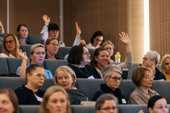 Publik på Klient- och patientsäkerhetsseminariet 2023. Flera personer räcker upp handen. Foto: Christoffer Björklund.
