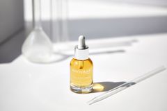 Phytomer Oligoperformance auttaa säilyttämään ihon nuorekkuuden rajoittamalla erityisesti ulkoisten rasitustekijöiden, kuten ilmansaasteiden, UV-säteilyn ja stressin aiheuttamia vaurioita.