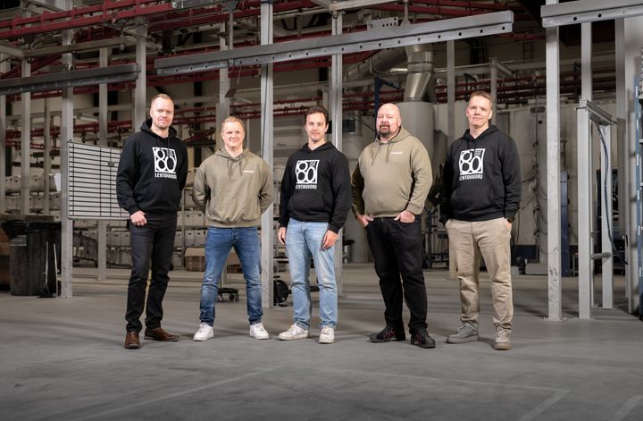 Lehtovuoren johtoryhmä on nostamassa perinteistä perheyritystä vahvaksi kansainväliseksi toimijaksi. Kuvassa myyntijohtaja Miikka Aira (vas.), talousjohtaja Patrik Hämälä, toimitusjohtaja Eero Ojanen, operatiivinen johtaja Niku Ojala ja markkinointijohtaja Mikko Riiali. Kuvasta puuttuu tuotantojohtaja Ilari Ojanen.