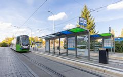 Tejbrantin Utopia-raitiovaunupysäkkikatos Szczecinissä Puolassa. Katosten kattovärit symboloivat kaupungin joukkoliikenneyhtiön värejä.