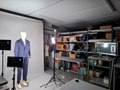 Mannekiini sinisessä virkapuvussa kuvataan studiossa.