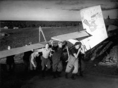 Miehet kantavat Grunau 9 -purjelentokonetta rinnettä ylös Jämijärvellä vuonna 1944.