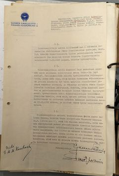 Sivun kuva Suomen Ilmailuliiton pöytäkirjasta 24.8.1945, jossa on tekstiä ja allekirjoituksia.