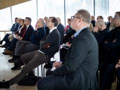 Ihmiset istuvat ja kuuntelevat esitelmää valoisassa huoneessa.