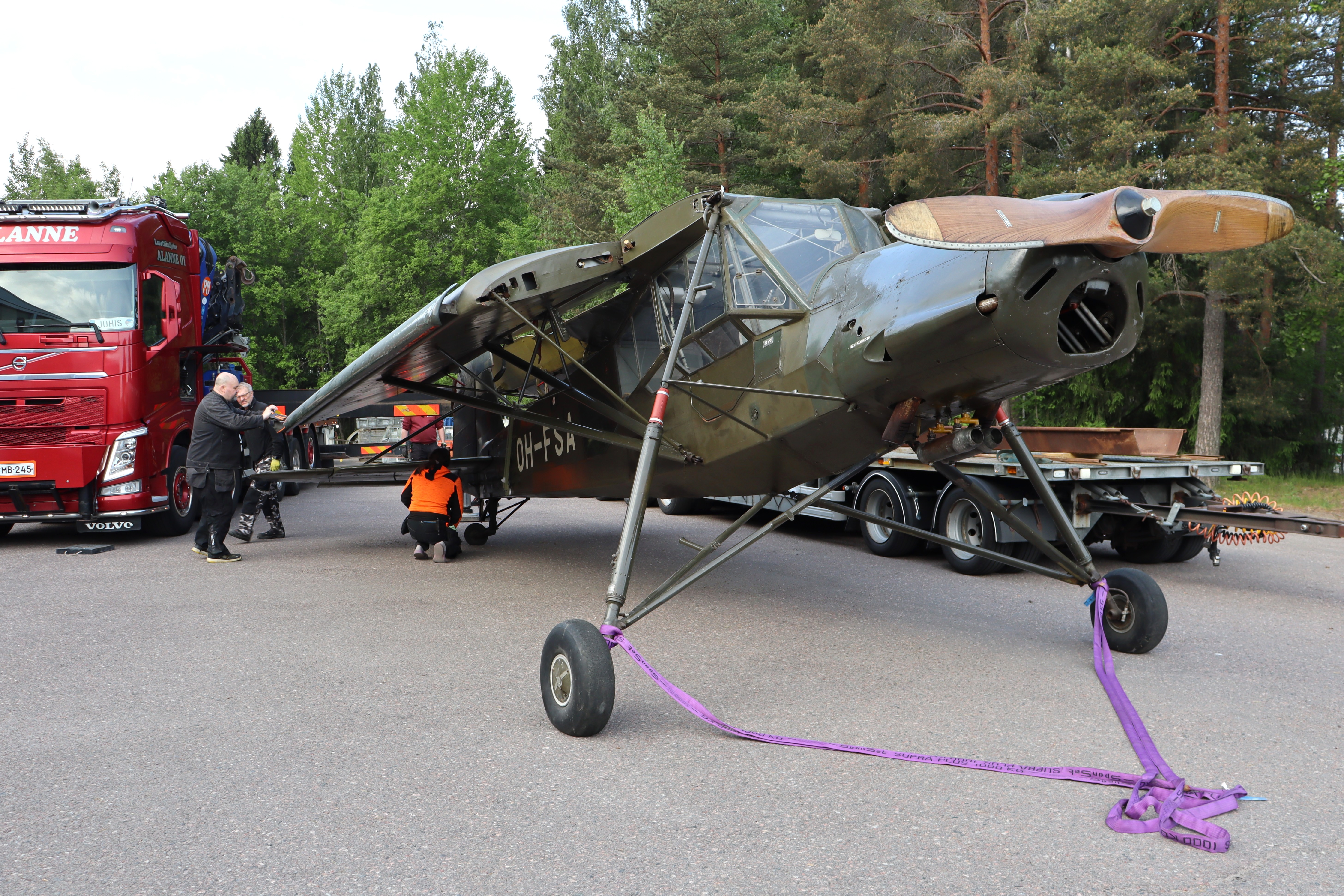 Historiallinen Fieseler Storch -lentokone siirtyi Päijät-Hämeen Ilmailumuseoon