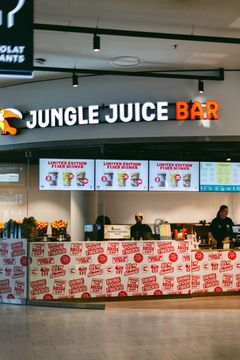 Lanseerauksen kunniaksi Helsingin Kampin kauppakeskuksen toisesta Jungle Juice Barista on tehty kampanjan flagship-piste