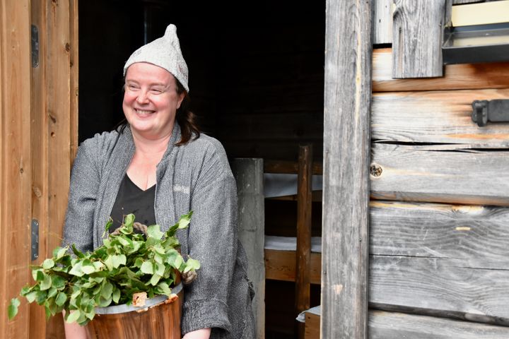 Pohjolan Pirtti & Kievarissa perinnesaunottaja ja yrittäjä Tanja Pohjola kertoo vieraille saunamytologiasta ja laulaa heille Kalevalasta tuttuja loitsurunoja. Talvisesonkiin hän on varautunut pakastamalla yli 100 vihtaa.
