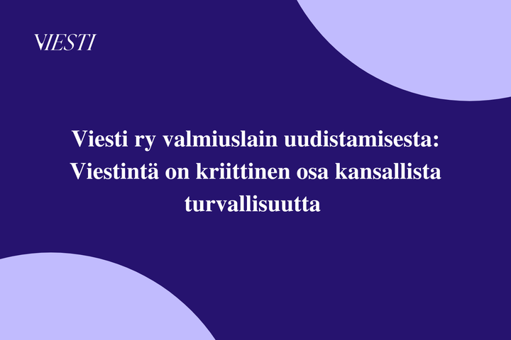 Teksti "Viesti ry valmiuslain uudistamisesta: Viestintä on kriittinen osa kansallista turvallisuutta" tummansinisellä pohjalla