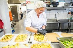 Mestarileipuri Riitta Vartiainen valmistaa peruna-purjo-galetteja Kuopion viinijuhlille. Kuva: Pentti Vänskä