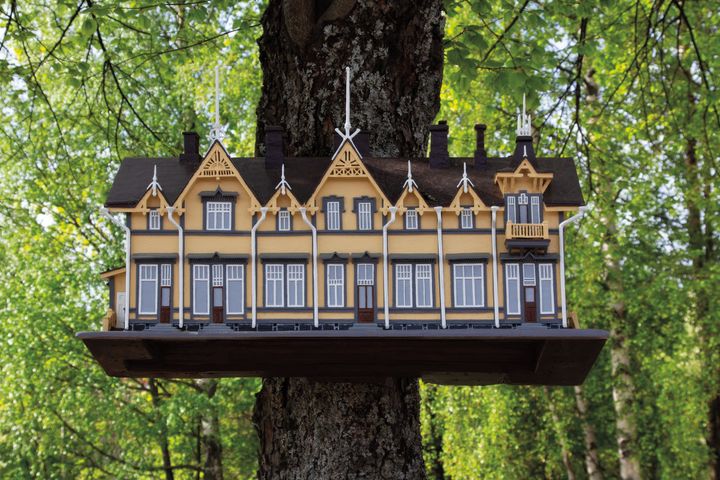 Lintuhuviloita haudankaivaja Ruuskasen tapaan