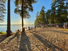 Koskenselkä sijaitsee Saimaan rannalla, tarjoten upean järvimaiseman ja mahdollisuuksia luontoaktiviteetteihin.