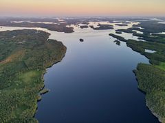 Koskenselän Lomakylä sijaitsee Saimaan Koskenselän länsirannalla, vain 2,5 km Puumalan keskustasta.