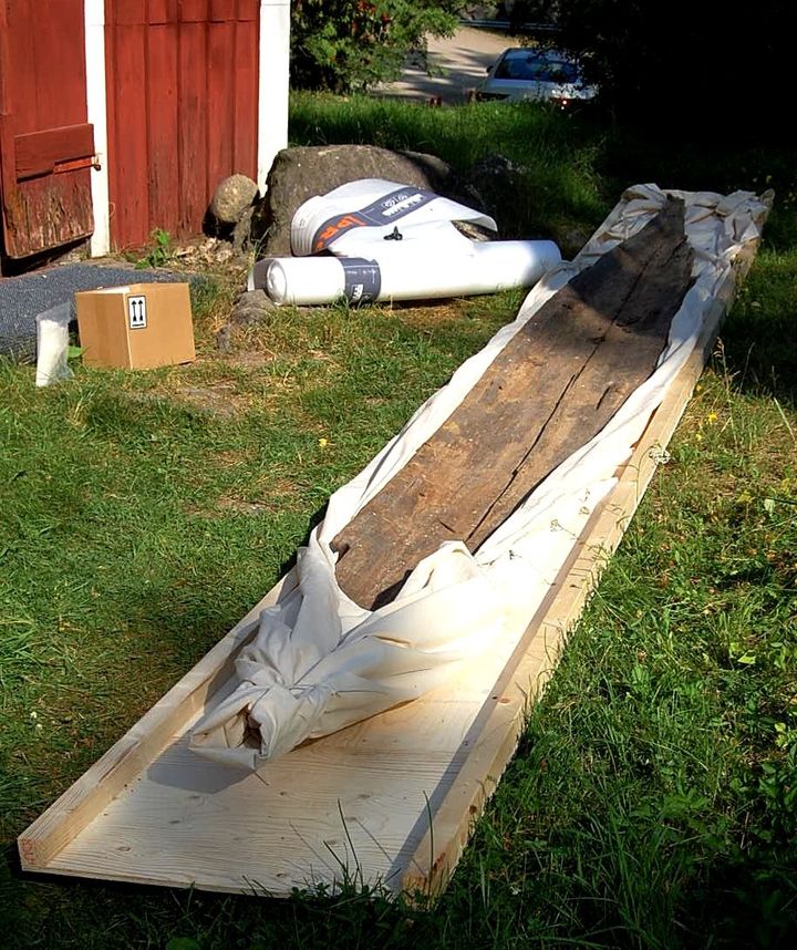 Muinaisvene Sahanlahdessa siirrettävänä.