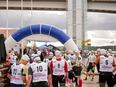 Saimaa Swimrun yksilö- ja parikilpailun lähtö Puumalan satamassa.