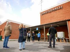 Kutsuvieraita tutustumassa harjoitustoimintaan.