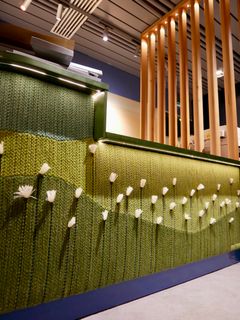 Tilassa on lukuisia harkittuja yksityiskohtia, joista yksi on palvelutiskiä kehystävä taideryijy, jonka on suunnitellut ja toteuttanut Hannele Rusila paikallisen kehräämön Saimas Spinneryn villalangoista.