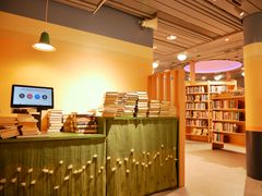 Tilassa on lukuisia harkittuja yksityiskohtia, joista yksi on palvelutiskiä kehystävä taideryijy, jonka on suunnitellut ja toteuttanut Hannele Rusila paikallisen kehräämön Saimas Spinneryn villalangoista.