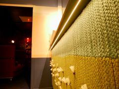 Tilassa on lukuisia harkittuja yksityiskohtia, joista yksi on palvelutiskiä kehystävä taideryijy, jonka on suunnitellut ja toteuttanut Hannele Rusila paikallisen kehräämön Saimas Spinneryn villalangoista.