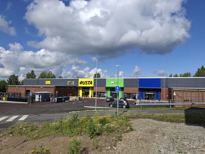 Tekovan kehittämä ja toteuttama liikerakennus valmistui Iisalmeen. Rusta, Musti ja Mirri sekä JYSK avaavat myymälänsä tiloissa.