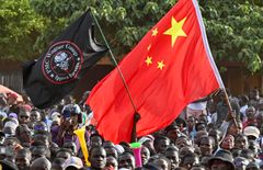 Turning away from the West towards Russia and China: Supporters of Niger's National Council of Safeguard of the Homeland (CNSP) wave the Chinese flag and flag bearing the logo of private military Company Wagner, in Niamey on September 16, 2023. (Photo by AFP/DNA) / More information via ots and www.presseportal.de/en/nr/174021 / The use of this image for editorial purposes is permitted and free of charge provided that all conditions of use are complied with. Publication must include image credits