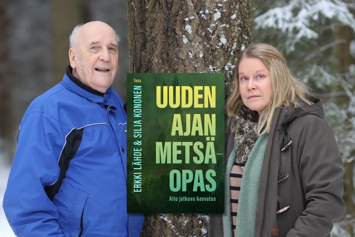 Erkki Lähteen ja Silja Konosen kirjoittama Uuden ajan metsäopas neuvoo, miten metsää kasvatetaan vastuullisesti, luontoa varjellen.