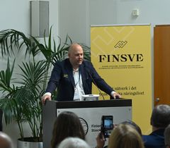 Ruotsin yleisurheiluliiton puheenjohtaja Johan Storåkers puhuu.