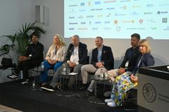 Kuvassa vasemmalta: Michel Tornéus, Åsa Edlund-Jönsson, Johan Storåkers, ministeri Mika Poutala, Petteri Kilpinen ja Suomen suurlähettiläs Maimo Henriksson.