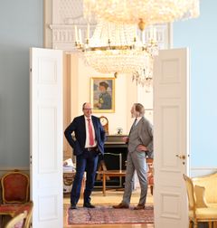 Martin Lindqvist med Sveriges ambassadör Peter Ericson.
